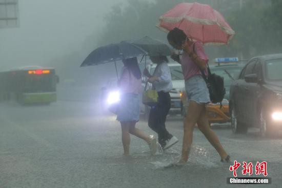 特大暴雨预警最新动态，极端天气挑战应对策略